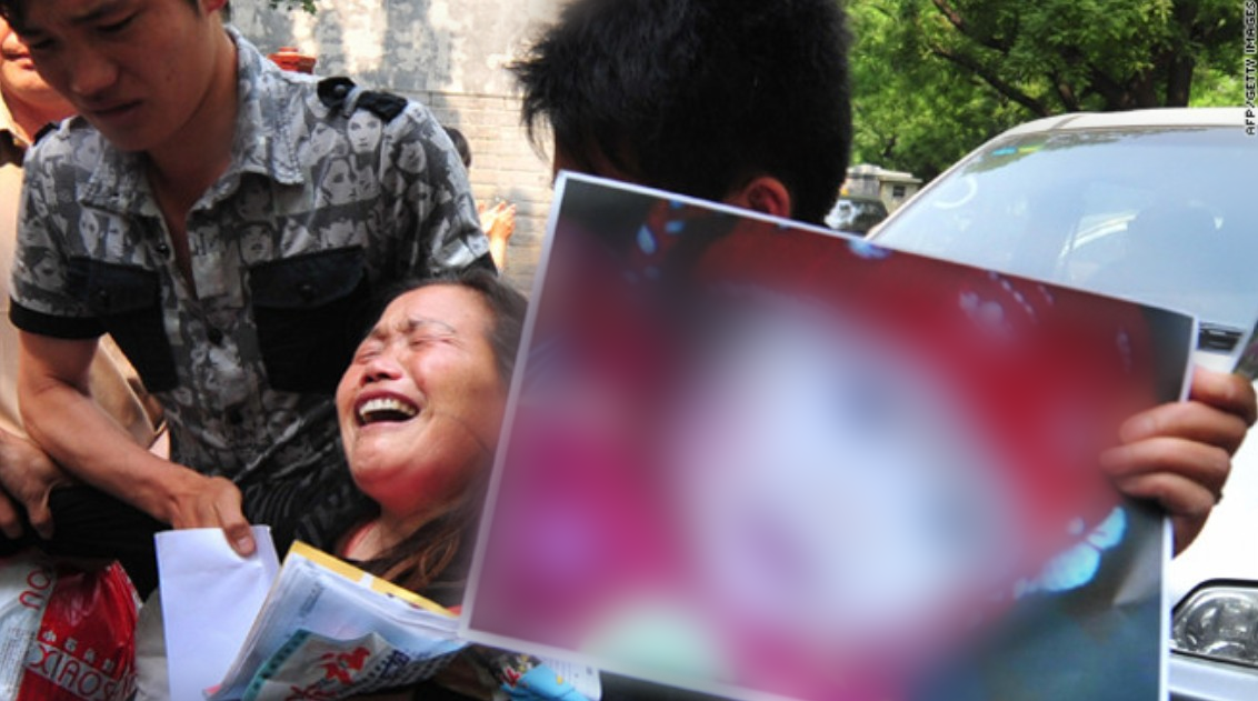 Vụ thu giữ hơn 11.000 tấn sữa pha melamine khiến 6 trẻ tử vong, 300.000 trẻ bị bệnh: Phụ huynh hoang mang giữa "ma trận" sữa giả- Ảnh 2. Vụ thu giữ hơn 11.000 tấn sữa pha melamine khiến 6 trẻ tử vong, 300.000 trẻ bị bệnh: Phụ huynh hoang mang giữa "ma trận" sữa giả- Ảnh 2.