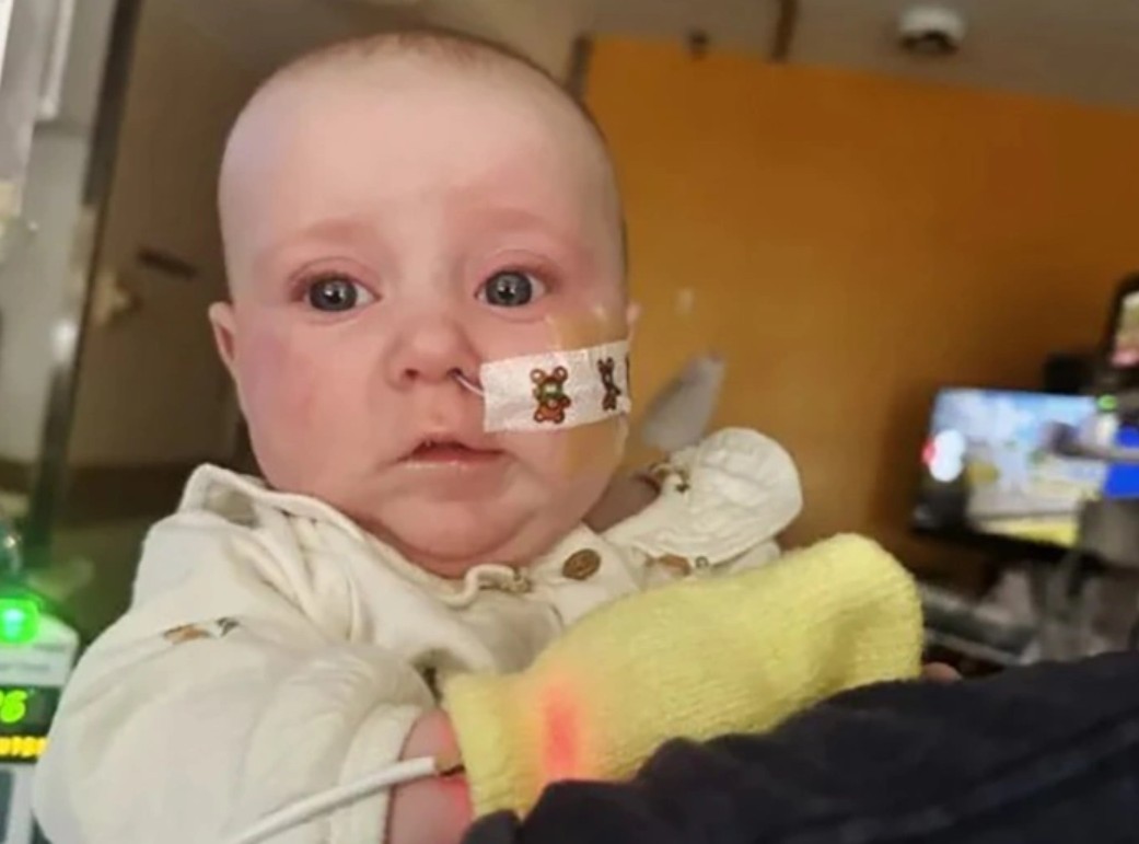 B&eacute; 4 th&aacute;ng tuổi ngộ độc sau khi uống sữa ByHeart của Mỹ: &Aacute;m ảnh con li b&igrave;, b&aacute;c sĩ luồn ống truyền tĩnh mạch- Ảnh 1.