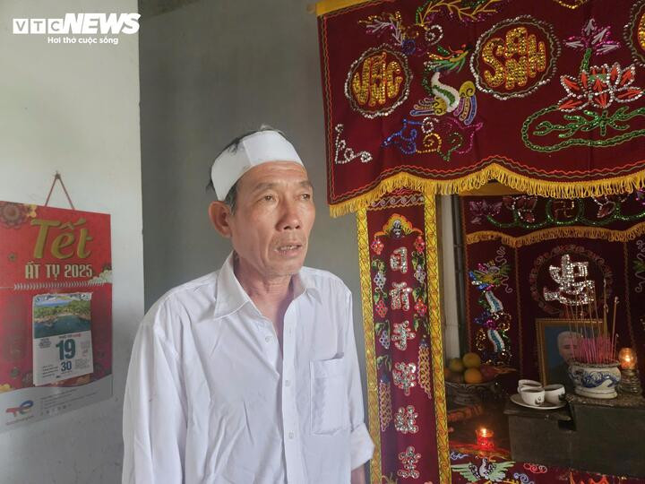 Con trai bệnh tật vẫn gắng ôm thi thể mẹ suốt đêm lũ ở Đắk Lắk- Ảnh 3.