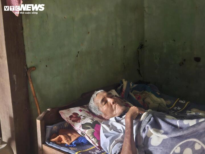 Con trai bệnh tật vẫn gắng ôm thi thể mẹ suốt đêm lũ ở Đắk Lắk- Ảnh 1.