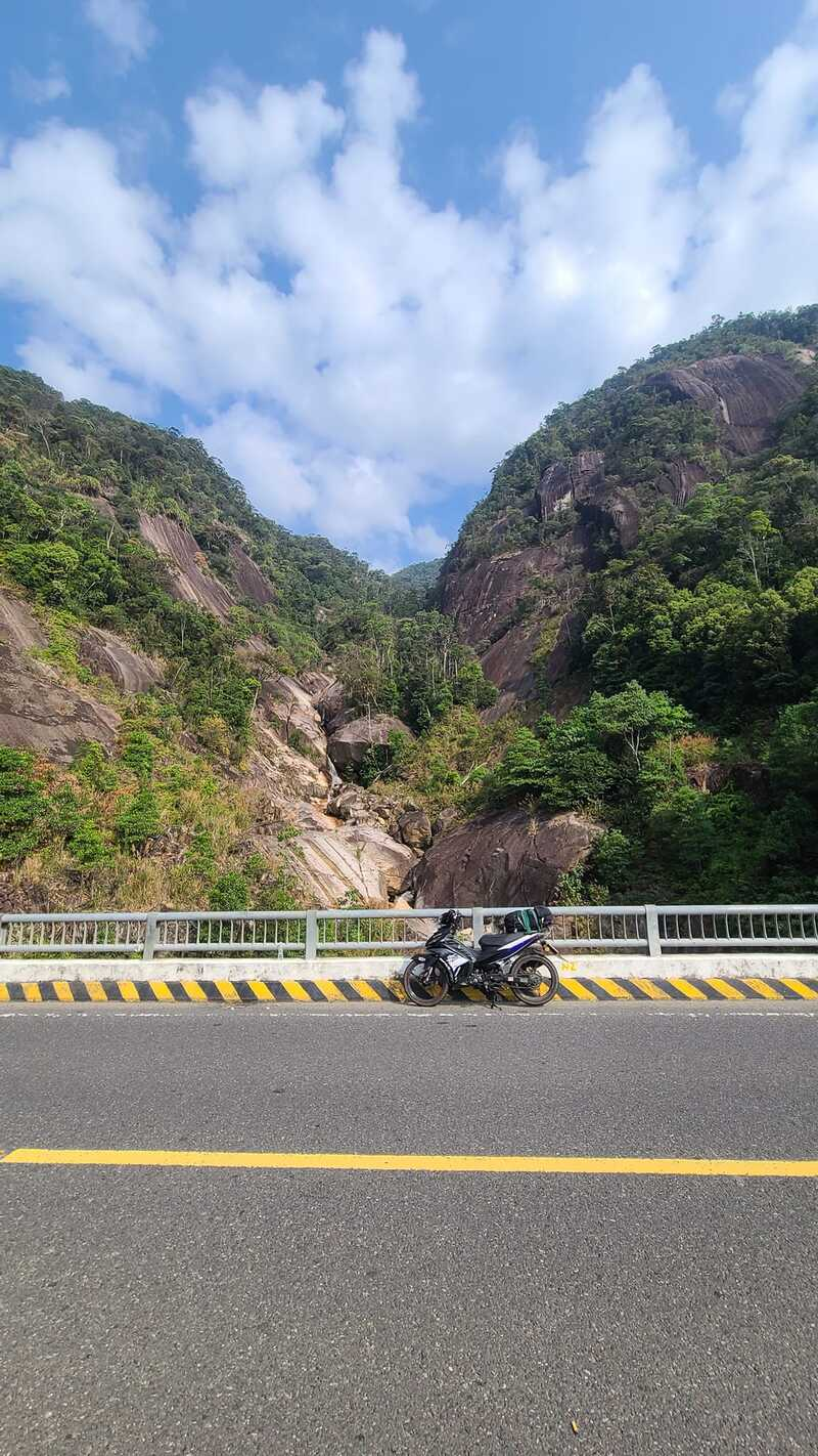 Việt Nam có 1 con đường “nối biển và hoa”, cao tới 1.700m: Chỉ những tài xế vững tay nhất mới dám đi- Ảnh 4.
