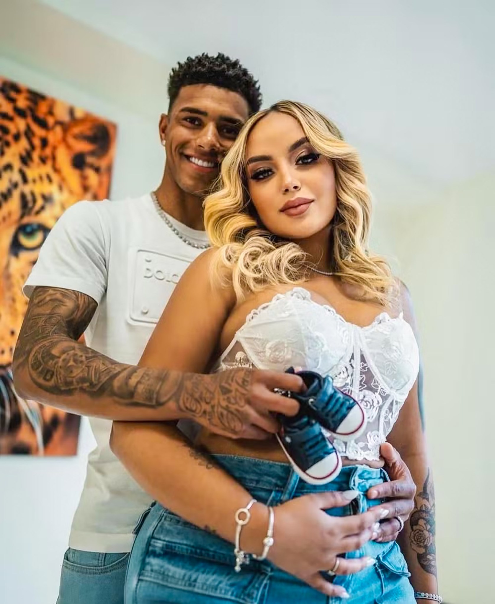 Hào hứng xăm tên con gái lên tay, cầu thủ V. sụp đổ vì 