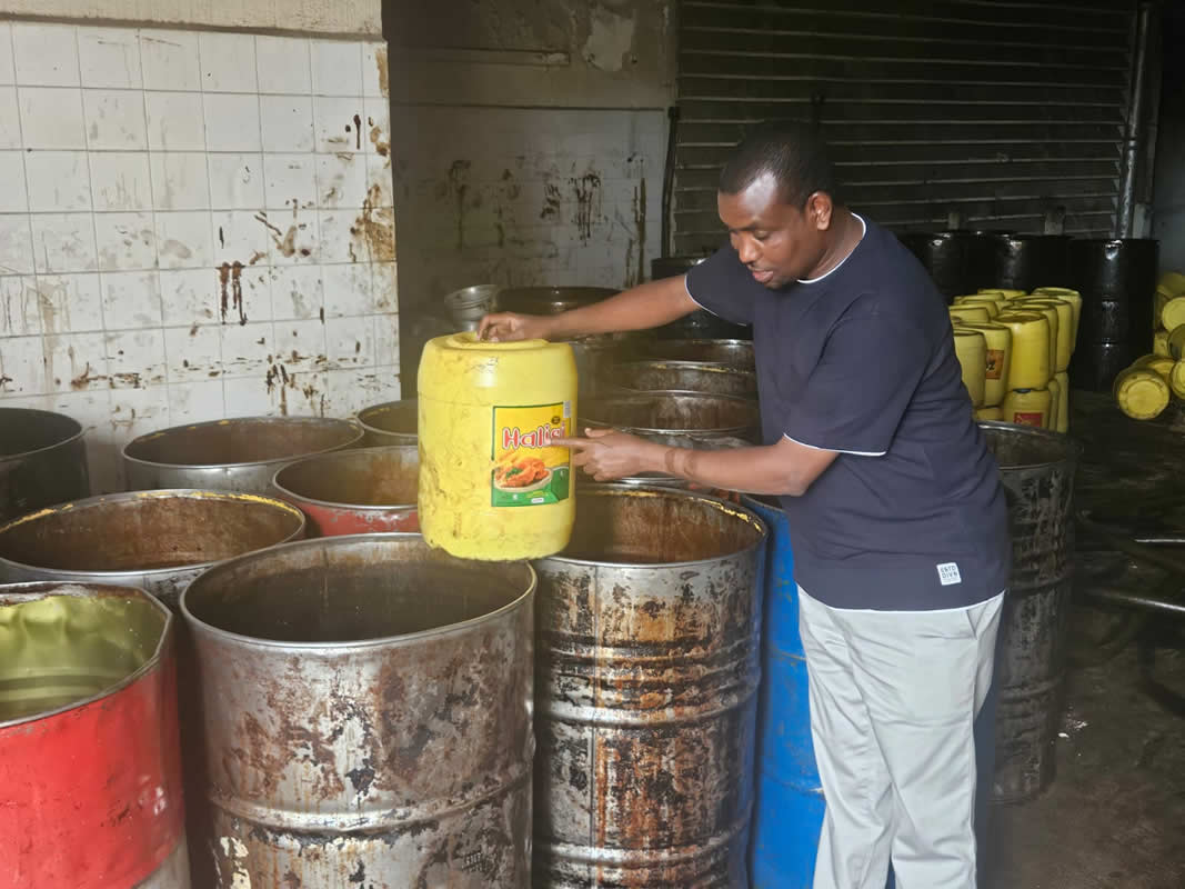 Đột kích một cơ sở, công an triệt phá đường dây sản xuất dầu ăn giả hết hạn, tịch thu nhiều can 20 lít, thùng phuy và bao bì đóng gói tại Kenya- Ảnh 2.