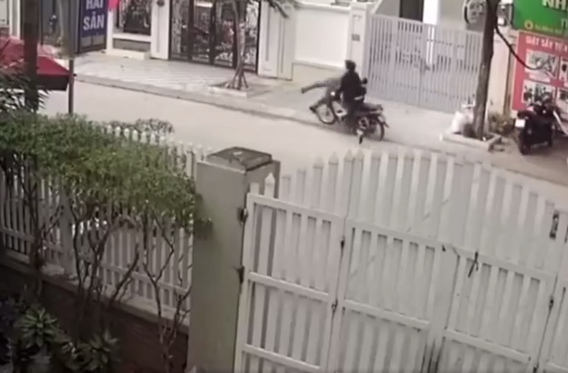 Vụ người đàn ông bị xe máy đâm ngã, đánh gục trên phố Hà Nội: Diễn biến mới quan trọng- Ảnh 1.