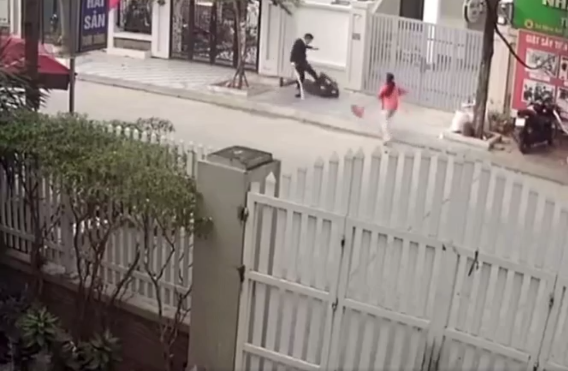 Vụ người đàn ông bị xe máy đâm ngã, đánh gục trên phố Hà Nội: Diễn biến mới quan trọng- Ảnh 2.