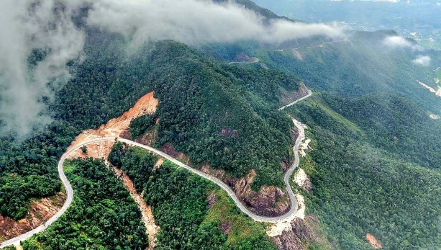 Việt Nam có 1 con đường “nối biển và hoa”, cao tới 1.700m: Chỉ những tài xế vững tay nhất mới dám đi- Ảnh 1.