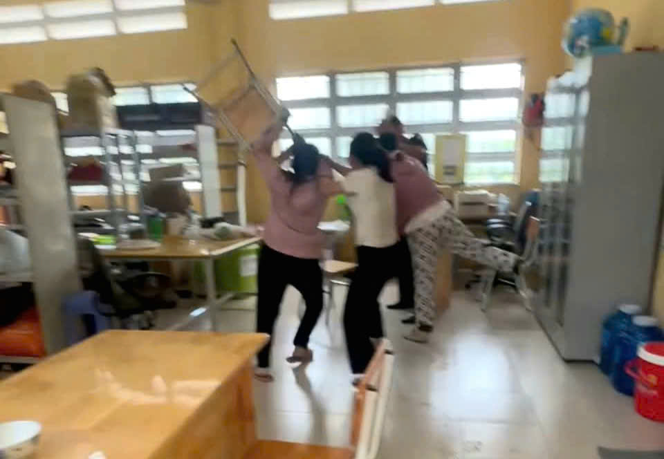 Diễn biến mới vụ thầy giáo nhắn tin "thân mật" với nữ sinh, phụ huynh vào trường gây rối ở Tây Ninh- Ảnh 1.