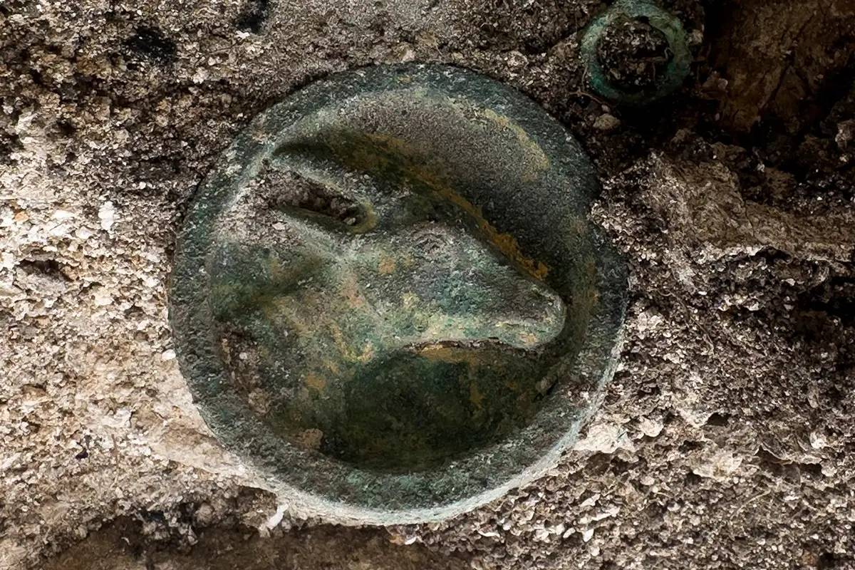 Đang đào nền công viên, công nhân chạm phải hài cốt 2.100 tuổi kỳ lạ đội vòng hoa tuyệt mỹ: Bí mật bên trong gây sốc- Ảnh 3.