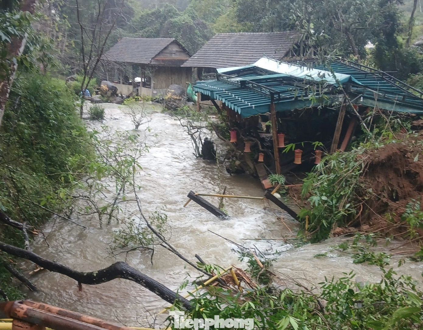 Thác Pa Sỹ nổi tiếng Măng Đen tạm dừng đón khách du lịch- Ảnh 2.