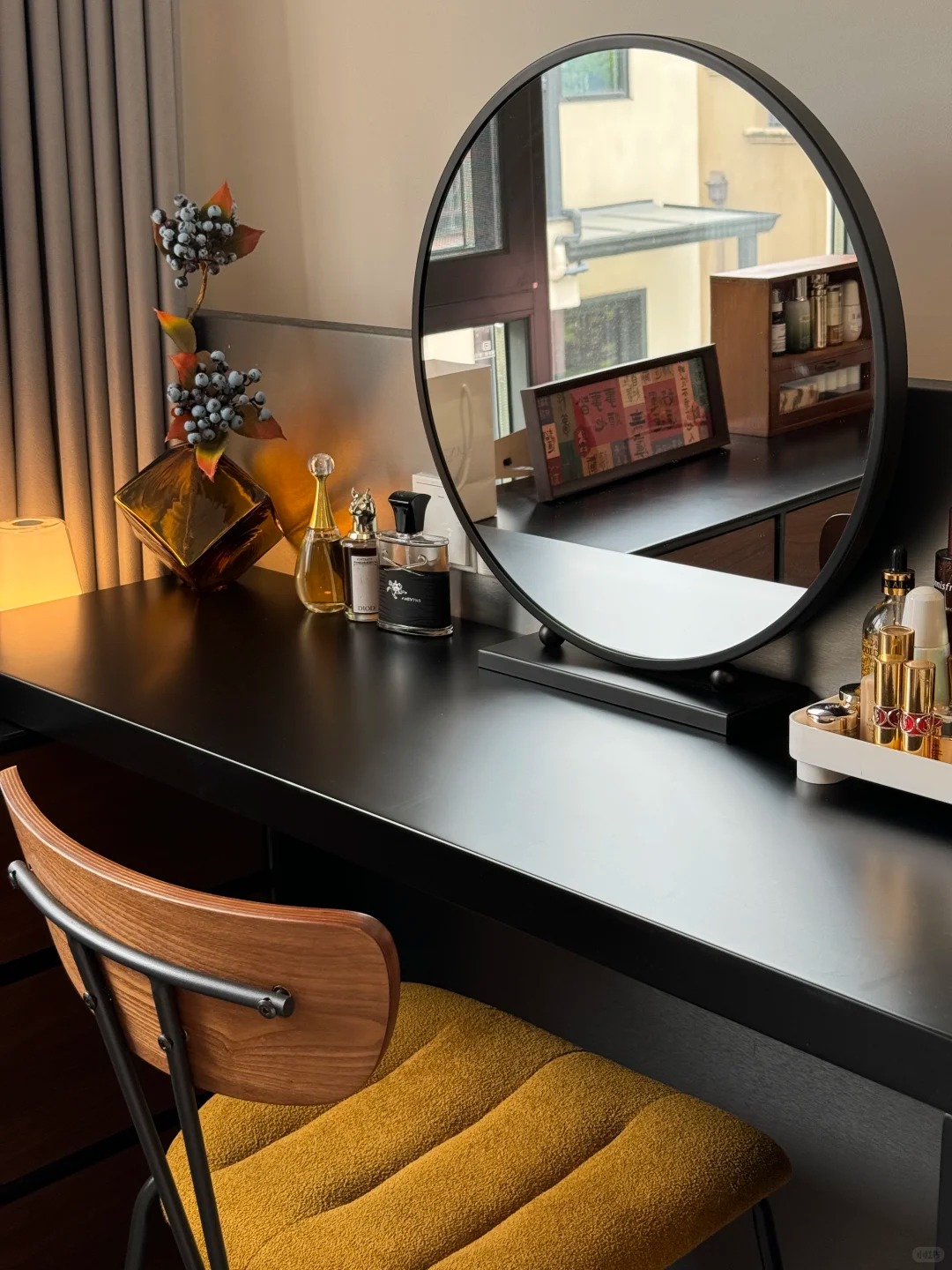 Bàn trang điểm đặt ở đâu trong phòng ngủ cho hợp phong thủy? Bí kíp giúp chị em sắp xếp lại góc riêng- Ảnh 5.