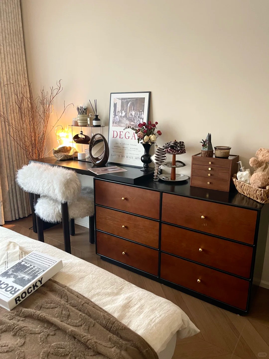 Bàn trang điểm đặt ở đâu trong phòng ngủ cho hợp phong thủy? Bí kíp giúp chị em sắp xếp lại góc riêng- Ảnh 6.