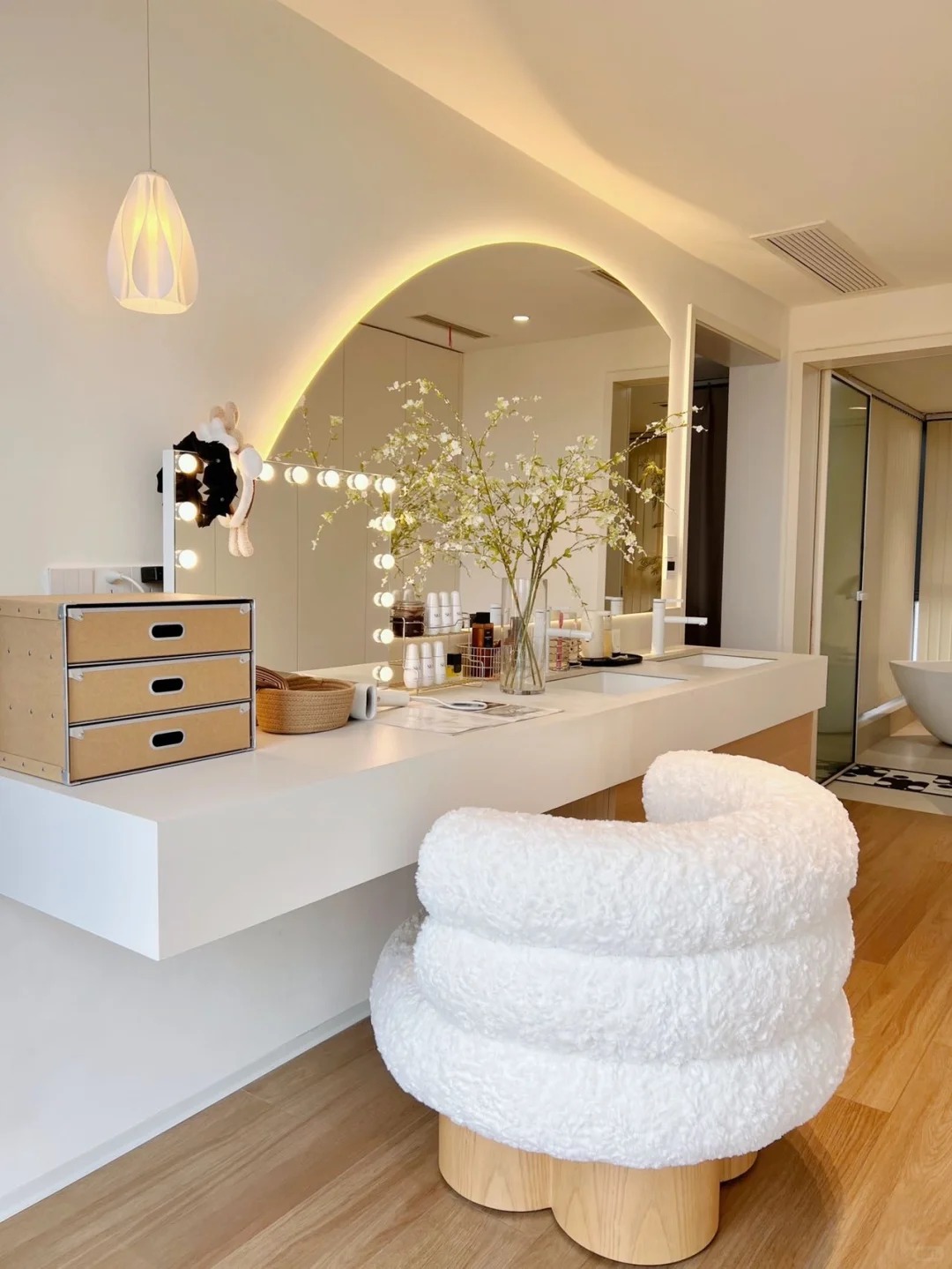 Bàn trang điểm đặt ở đâu trong phòng ngủ cho hợp phong thủy? Bí kíp giúp chị em sắp xếp lại góc riêng- Ảnh 4.