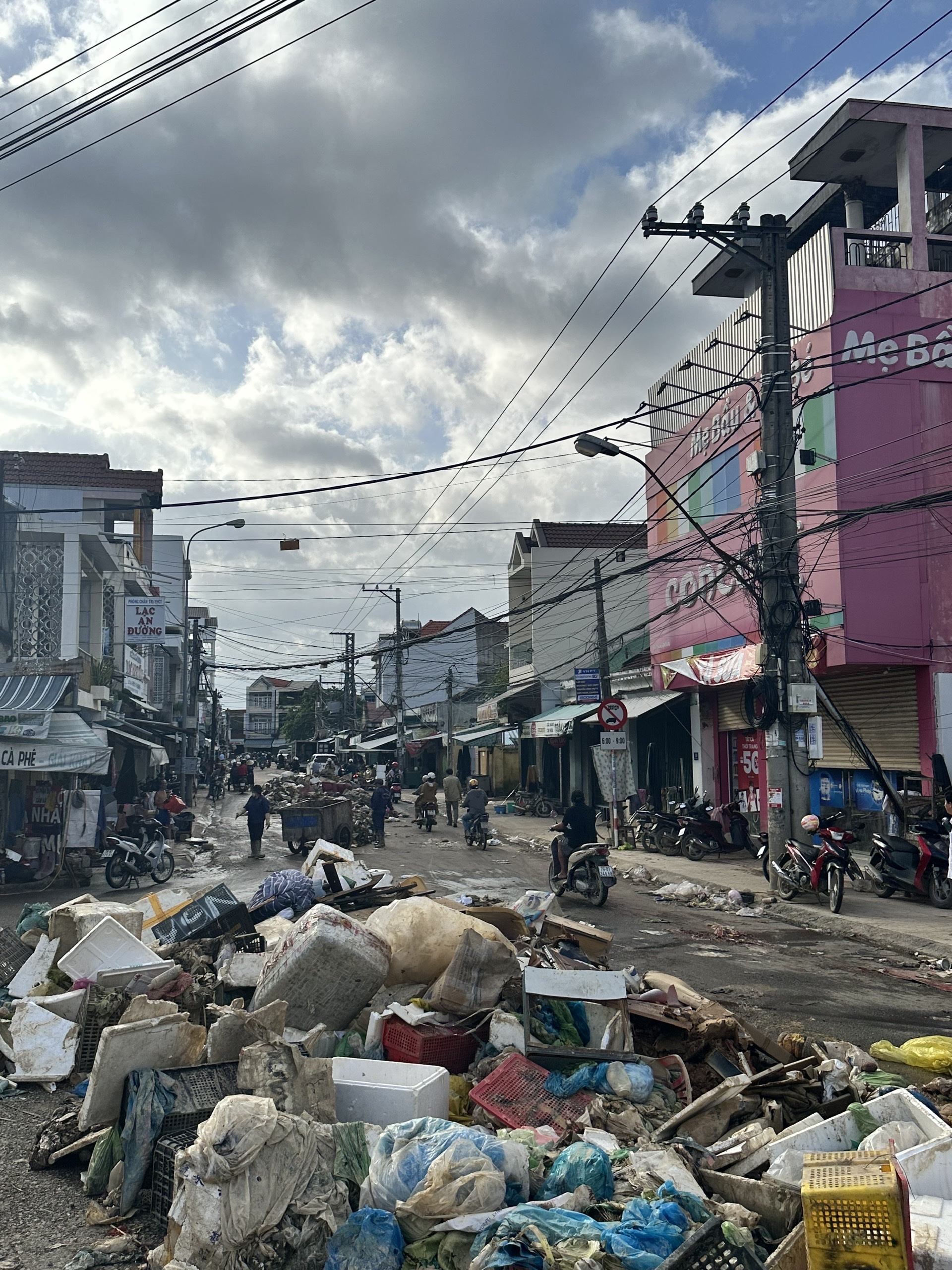 Những đống rác từng là tài sản- Ảnh 4. Những đống rác từng là tài sản- Ảnh 4.