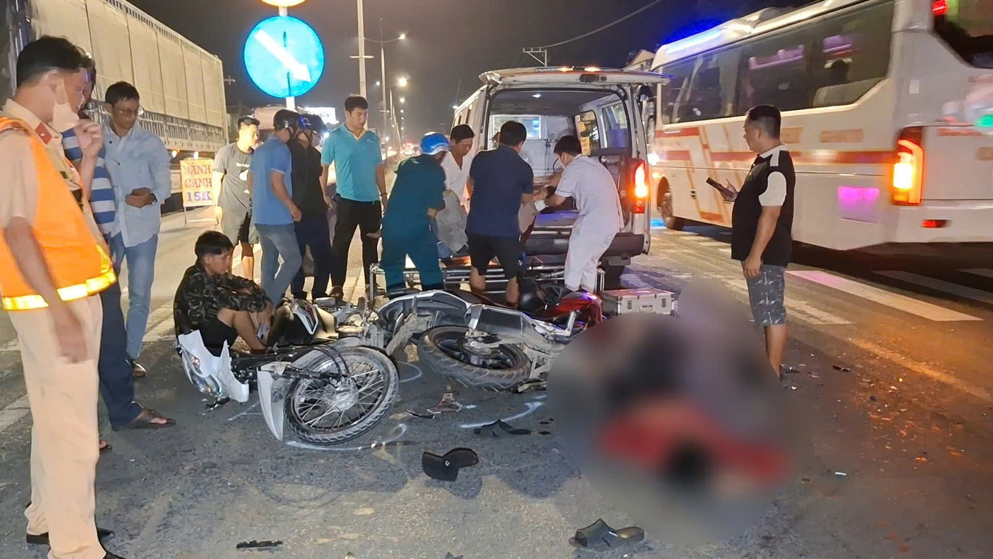 Hai xe máy va chạm trên đường dẫn vào cao tốc, 3 người bị thương nặng- Ảnh 1.