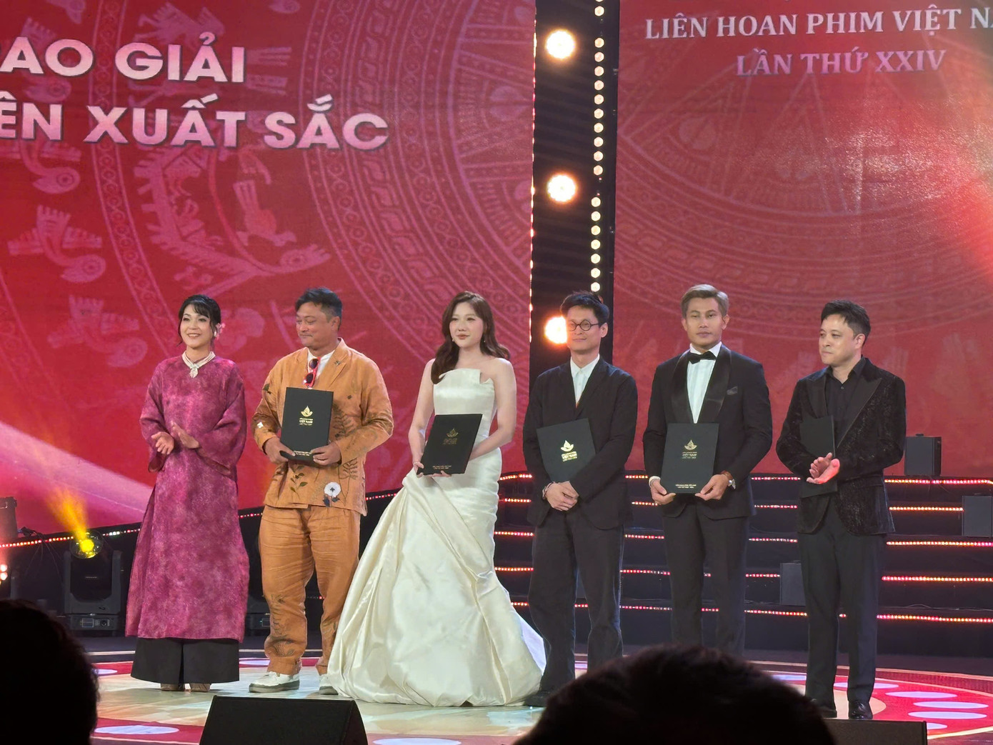 Mưa Đỏ thắng lớn tại LHP Việt Nam, loạt phim trăm tỷ cũng đều có giải- Ảnh 4.