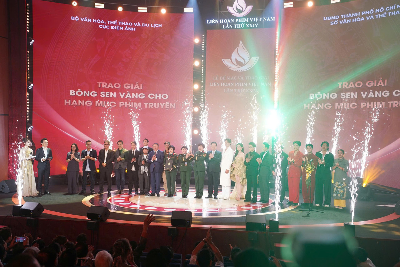 Mưa Đỏ thắng lớn tại LHP Việt Nam, loạt phim trăm tỷ cũng đều có giải- Ảnh 2.