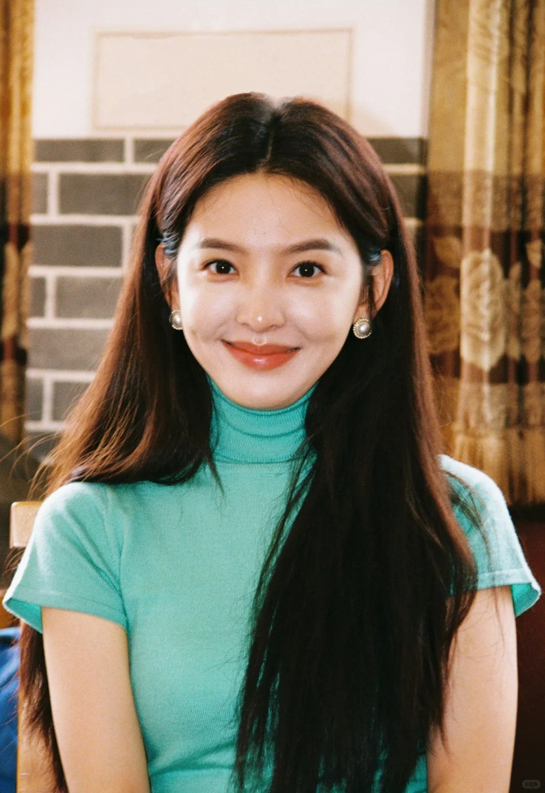 Nh&igrave;n Chương Nhược Nam mặc &aacute;o xanh ngọc lam m&agrave; m&ecirc;: Gam m&agrave;u cực may mắn cho 3 con gi&aacute;p sau nếu biết tận dụng- Ảnh 5.