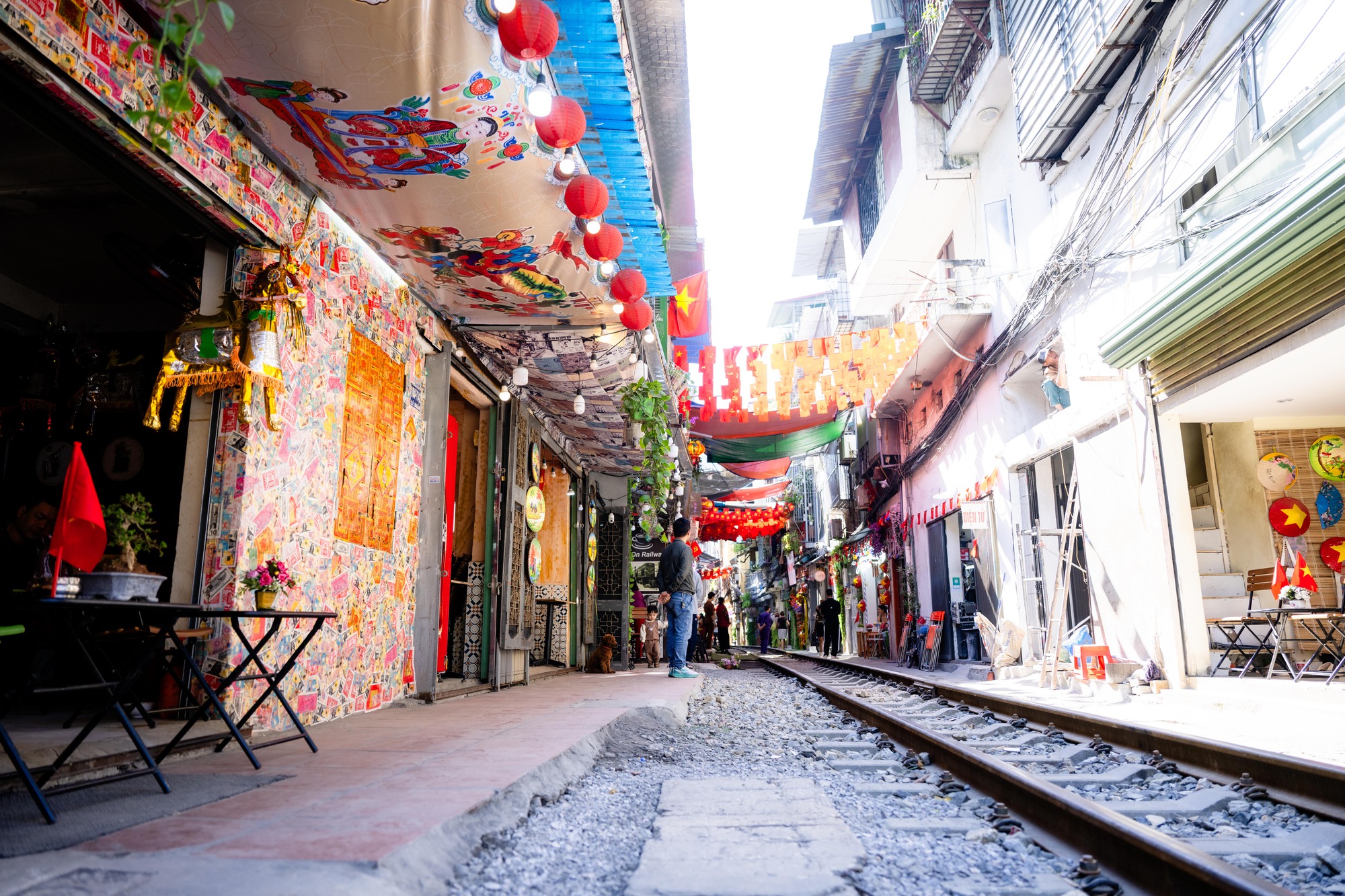 Cảnh đối lập trên phố cà phê đường tàu Khâm Thiên - Lê Duẩn khi lực lượng chức năng ra quân xử lý vi phạm- Ảnh 1. Cảnh đối lập trên phố cà phê đường tàu Khâm Thiên - Lê Duẩn khi lực lượng chức năng ra quân xử lý vi phạm- Ảnh 1.