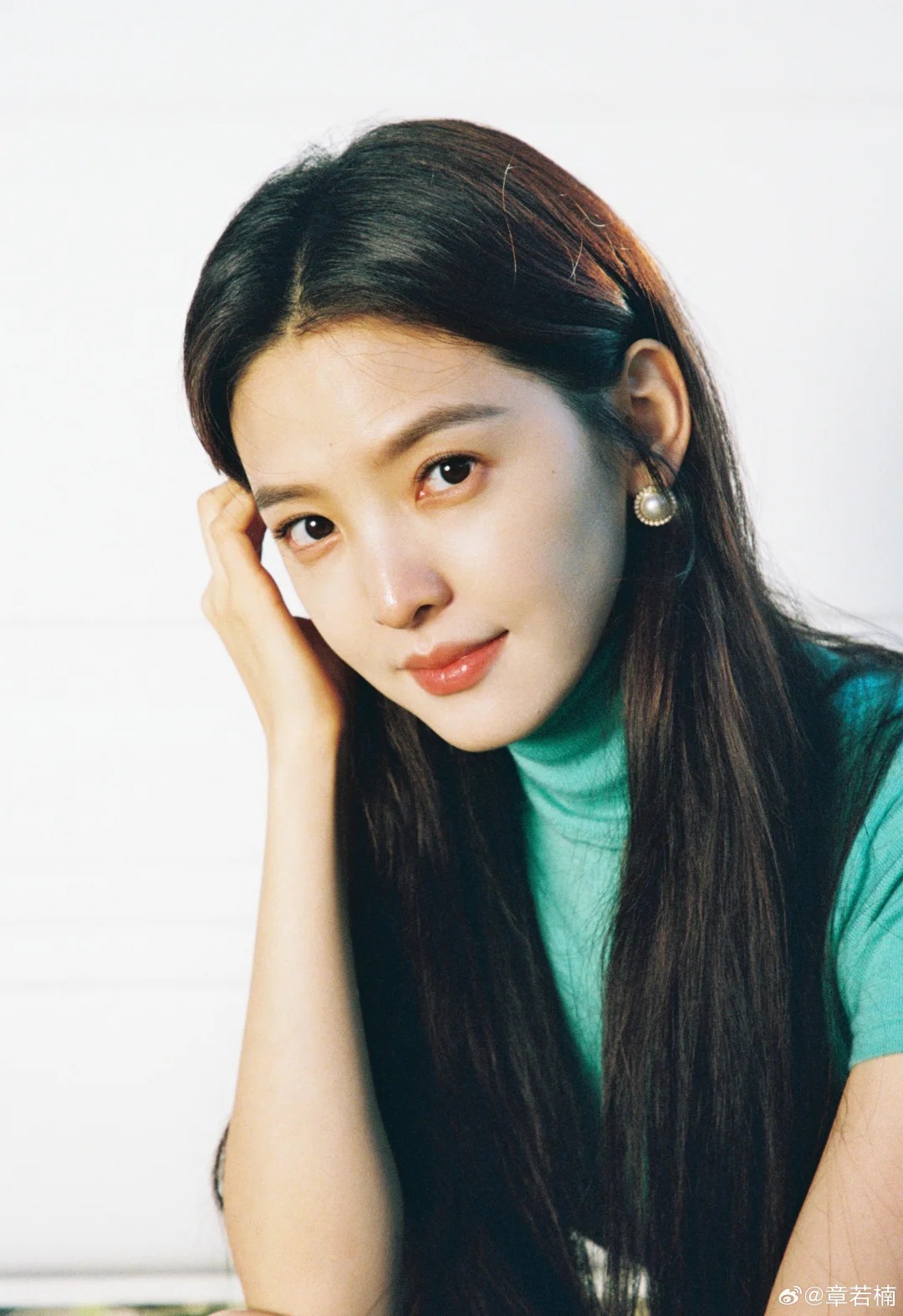 Nh&igrave;n Chương Nhược Nam mặc &aacute;o xanh ngọc lam m&agrave; m&ecirc;: Gam m&agrave;u cực may mắn cho 3 con gi&aacute;p sau nếu biết tận dụng- Ảnh 14.