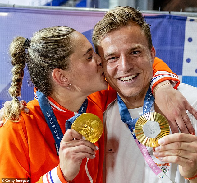 Chưa chia tay người cũ đã nhắn tin tán tỉnh nhau, cặp VĐV xinh đẹp bị chỉ trích “cắm sừng còn khoe khoang Chưa chia tay người cũ đã nhắn tin tán tỉnh nhau, cặp VĐV xinh đẹp bị chỉ trích “cắm sừng còn khoe khoang