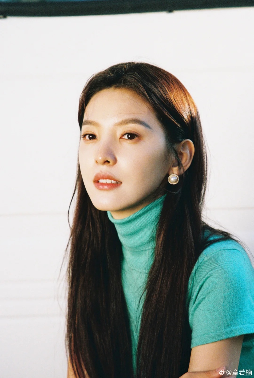 Nh&igrave;n Chương Nhược Nam mặc &aacute;o xanh ngọc lam m&agrave; m&ecirc;: Gam m&agrave;u cực may mắn cho 3 con gi&aacute;p sau nếu biết tận dụng- Ảnh 13.