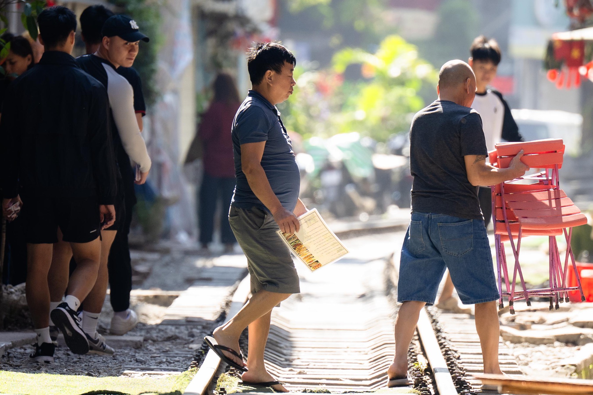 Cảnh đối lập trên phố cà phê đường tàu Khâm Thiên - Lê Duẩn khi lực lượng chức năng ra quân xử lý vi phạm- Ảnh 7. Cảnh đối lập trên phố cà phê đường tàu Khâm Thiên - Lê Duẩn khi lực lượng chức năng ra quân xử lý vi phạm- Ảnh 7.