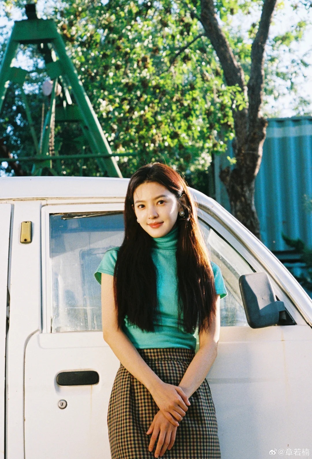 Nh&igrave;n Chương Nhược Nam mặc &aacute;o xanh ngọc lam m&agrave; m&ecirc;: Gam m&agrave;u cực may mắn cho 3 con gi&aacute;p sau nếu biết tận dụng- Ảnh 11.