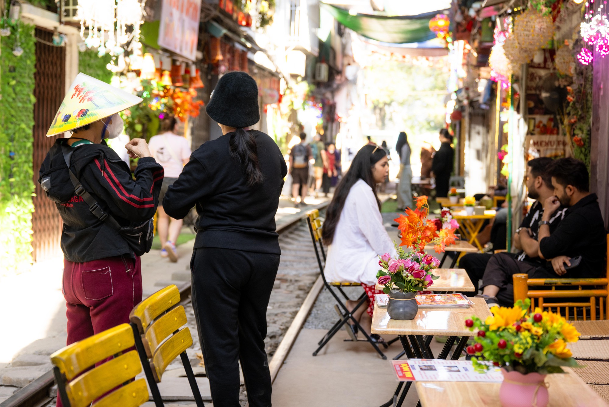 Cảnh đối lập trên phố cà phê đường tàu Khâm Thiên - Lê Duẩn khi lực lượng chức năng ra quân xử lý vi phạm- Ảnh 8. Cảnh đối lập trên phố cà phê đường tàu Khâm Thiên - Lê Duẩn khi lực lượng chức năng ra quân xử lý vi phạm- Ảnh 8.