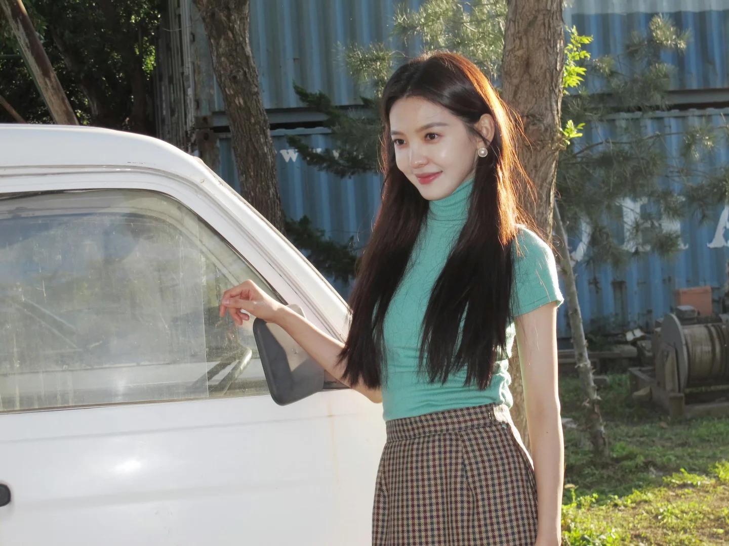 Nh&igrave;n Chương Nhược Nam mặc &aacute;o xanh ngọc lam m&agrave; m&ecirc;: Gam m&agrave;u cực may mắn cho 3 con gi&aacute;p sau nếu biết tận dụng- Ảnh 1.