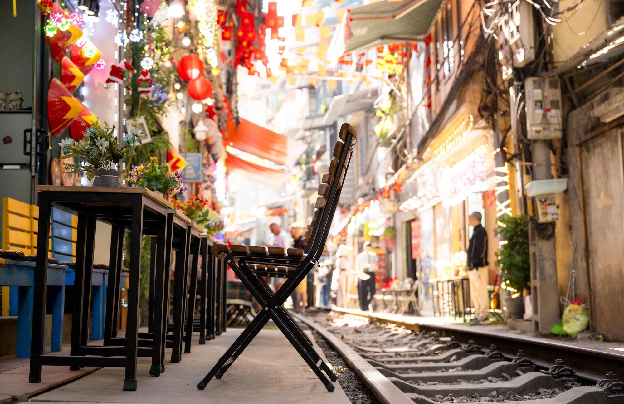 Cảnh đối lập trên phố cà phê đường tàu Khâm Thiên - Lê Duẩn khi lực lượng chức năng ra quân xử lý vi phạm- Ảnh 9. Cảnh đối lập trên phố cà phê đường tàu Khâm Thiên - Lê Duẩn khi lực lượng chức năng ra quân xử lý vi phạm- Ảnh 9.