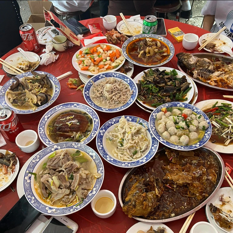 Em họ xa tới mời cưới, trước khi về tiết lộ giá trị mâm cỗ: Nghe xong, hai vợ chồng Hà Nội hoảng- Ảnh 1. Em họ xa tới mời cưới, trước khi về tiết lộ giá trị mâm cỗ: Nghe xong, hai vợ chồng Hà Nội hoảng- Ảnh 1.