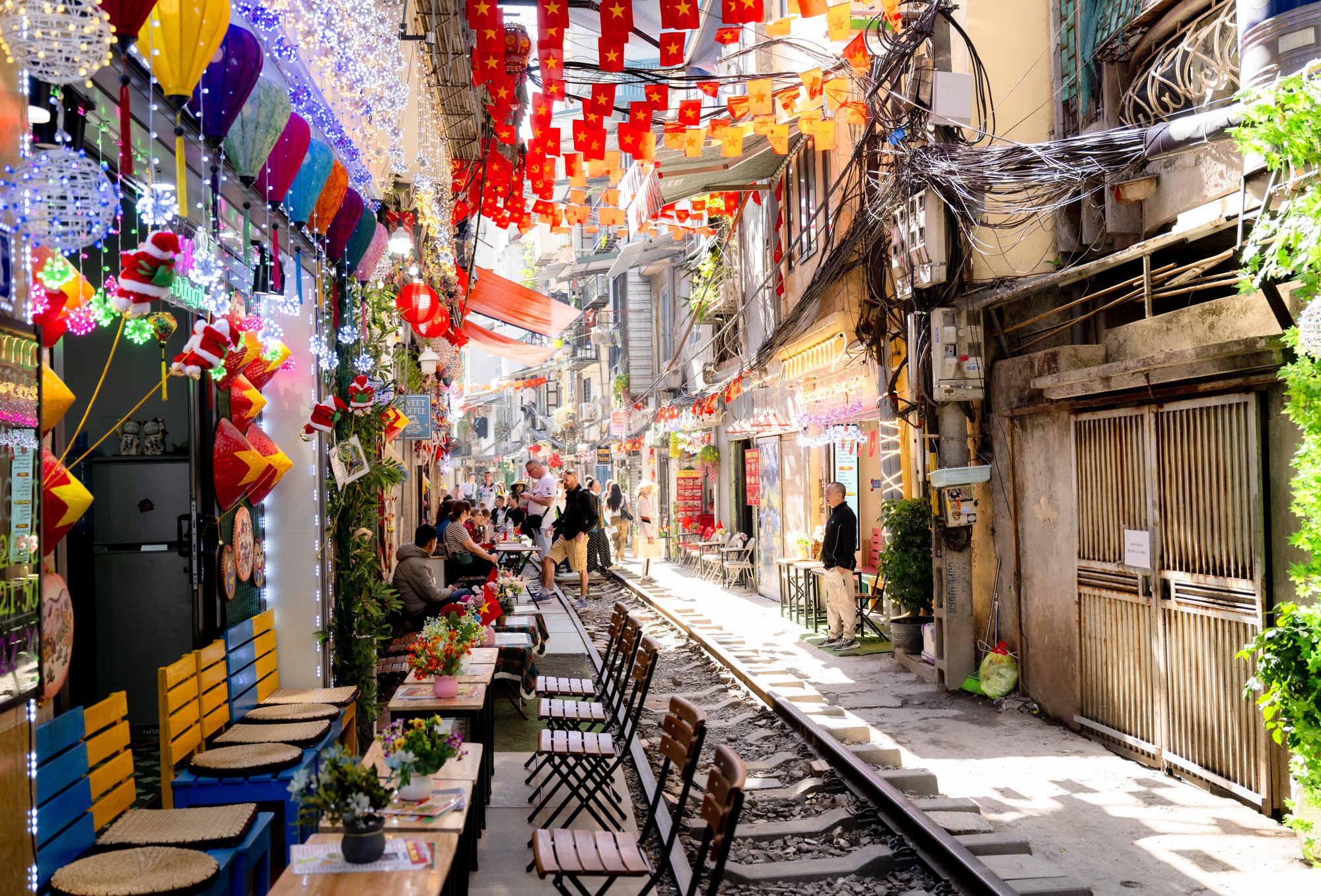 Cảnh đối lập trên phố cà phê đường tàu Khâm Thiên - Lê Duẩn khi lực lượng chức năng ra quân xử lý vi phạm- Ảnh 10. Cảnh đối lập trên phố cà phê đường tàu Khâm Thiên - Lê Duẩn khi lực lượng chức năng ra quân xử lý vi phạm- Ảnh 10.