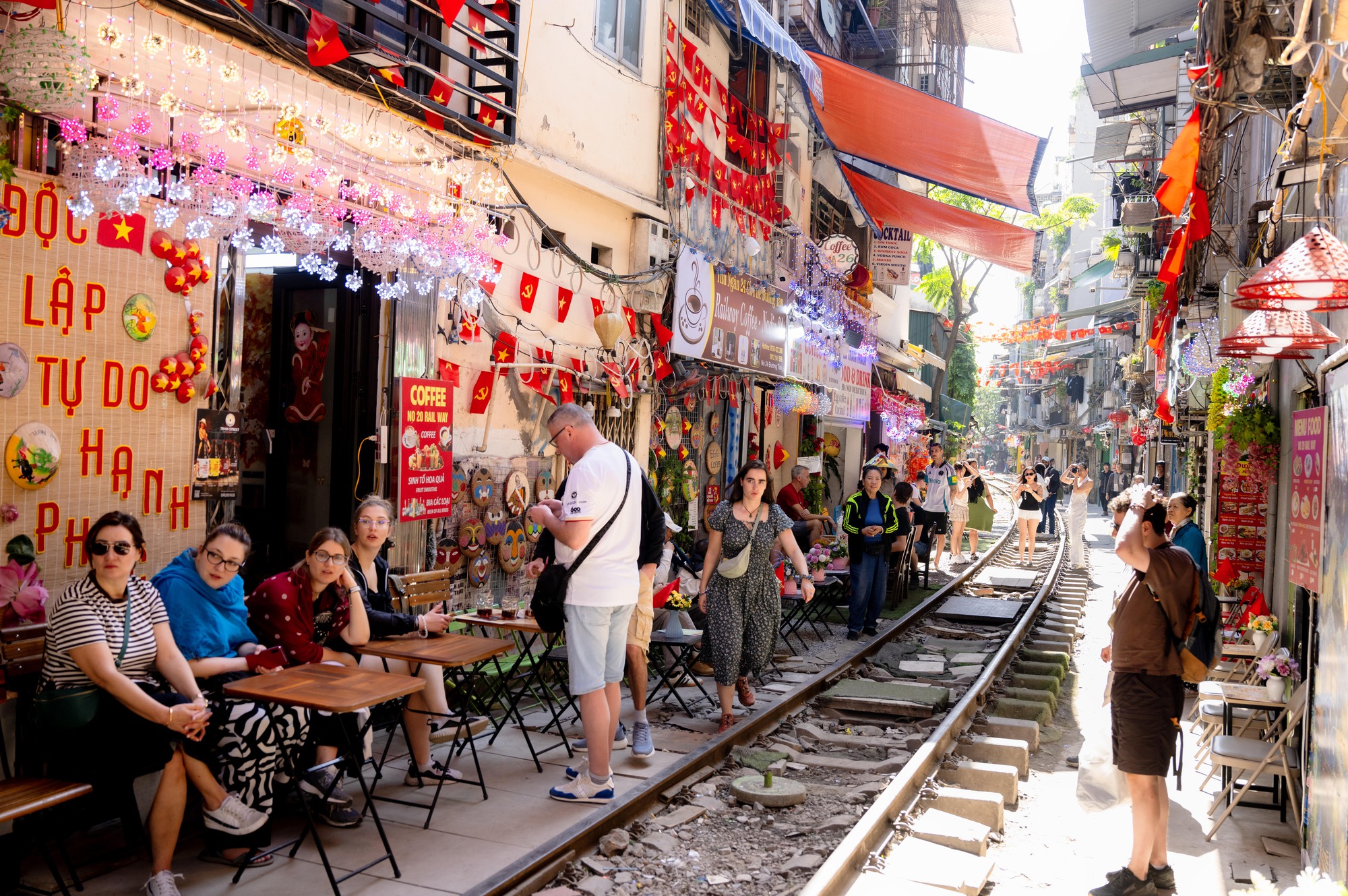 Cảnh đối lập trên phố cà phê đường tàu Khâm Thiên - Lê Duẩn khi lực lượng chức năng ra quân xử lý vi phạm- Ảnh 11. Cảnh đối lập trên phố cà phê đường tàu Khâm Thiên - Lê Duẩn khi lực lượng chức năng ra quân xử lý vi phạm- Ảnh 11.