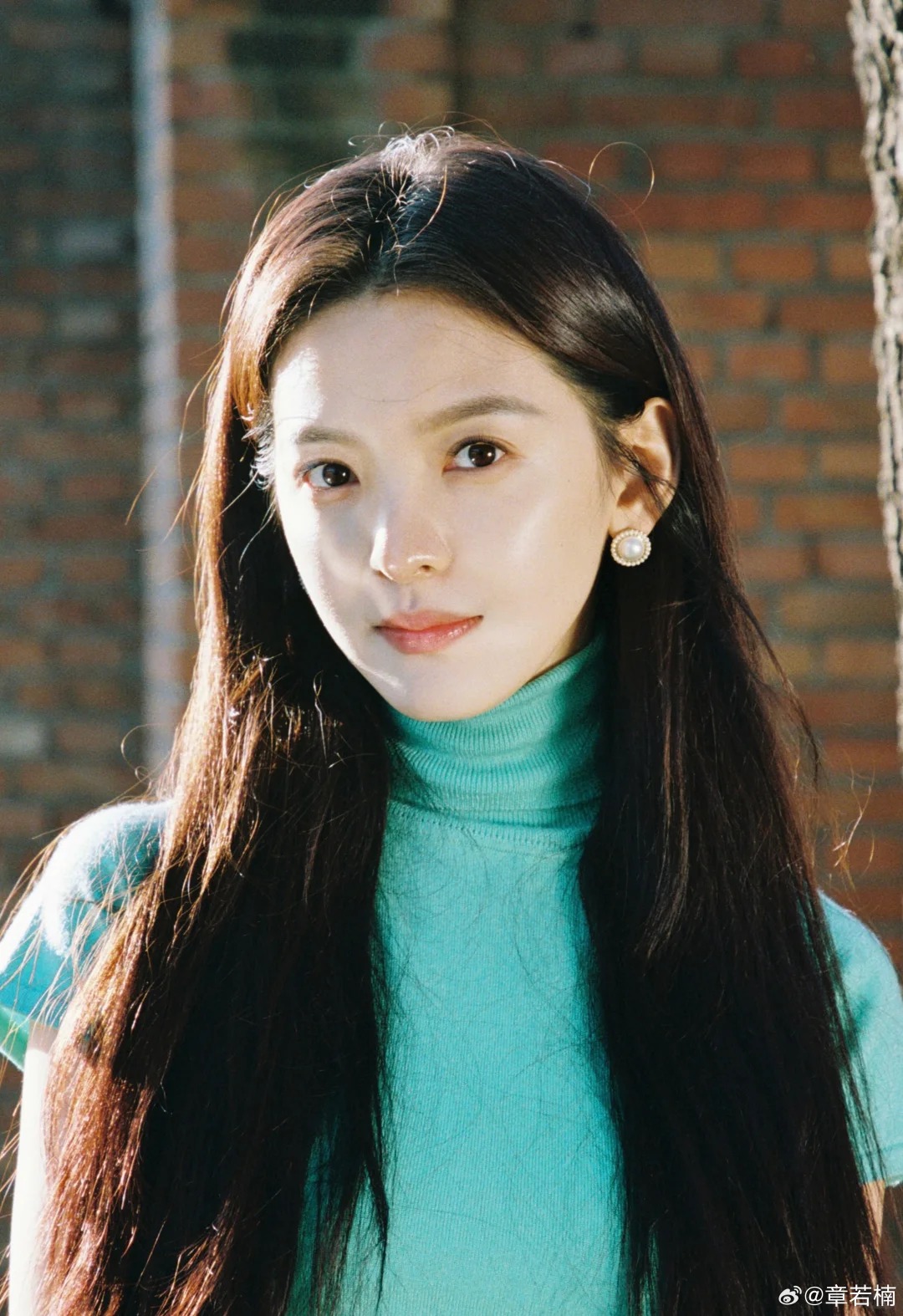 Nh&igrave;n Chương Nhược Nam mặc &aacute;o xanh ngọc lam m&agrave; m&ecirc;: Gam m&agrave;u cực may mắn cho 3 con gi&aacute;p sau nếu biết tận dụng- Ảnh 10.