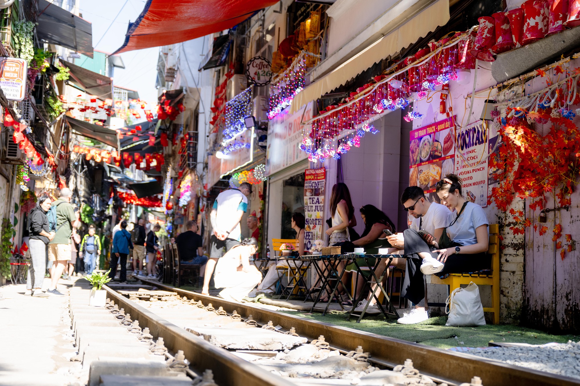 Cảnh đối lập trên phố cà phê đường tàu Khâm Thiên - Lê Duẩn khi lực lượng chức năng ra quân xử lý vi phạm- Ảnh 12. Cảnh đối lập trên phố cà phê đường tàu Khâm Thiên - Lê Duẩn khi lực lượng chức năng ra quân xử lý vi phạm- Ảnh 12.