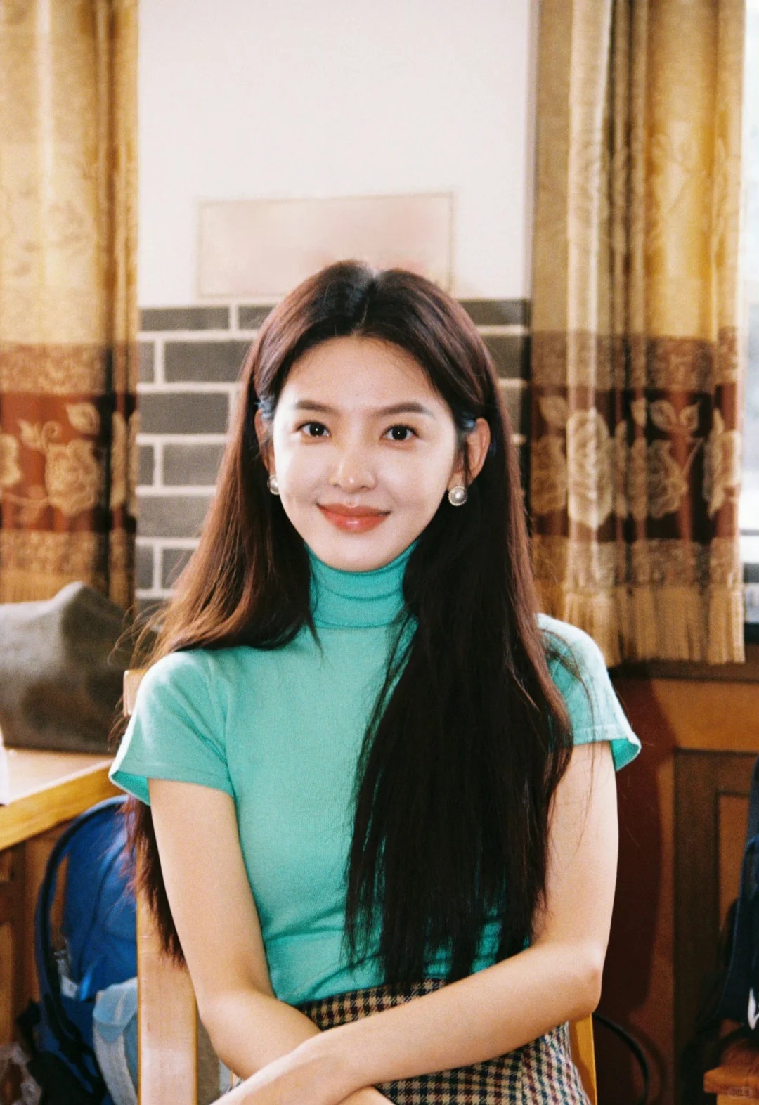 Nh&igrave;n Chương Nhược Nam mặc &aacute;o xanh ngọc lam m&agrave; m&ecirc;: Gam m&agrave;u cực may mắn cho 3 con gi&aacute;p sau nếu biết tận dụng- Ảnh 4.