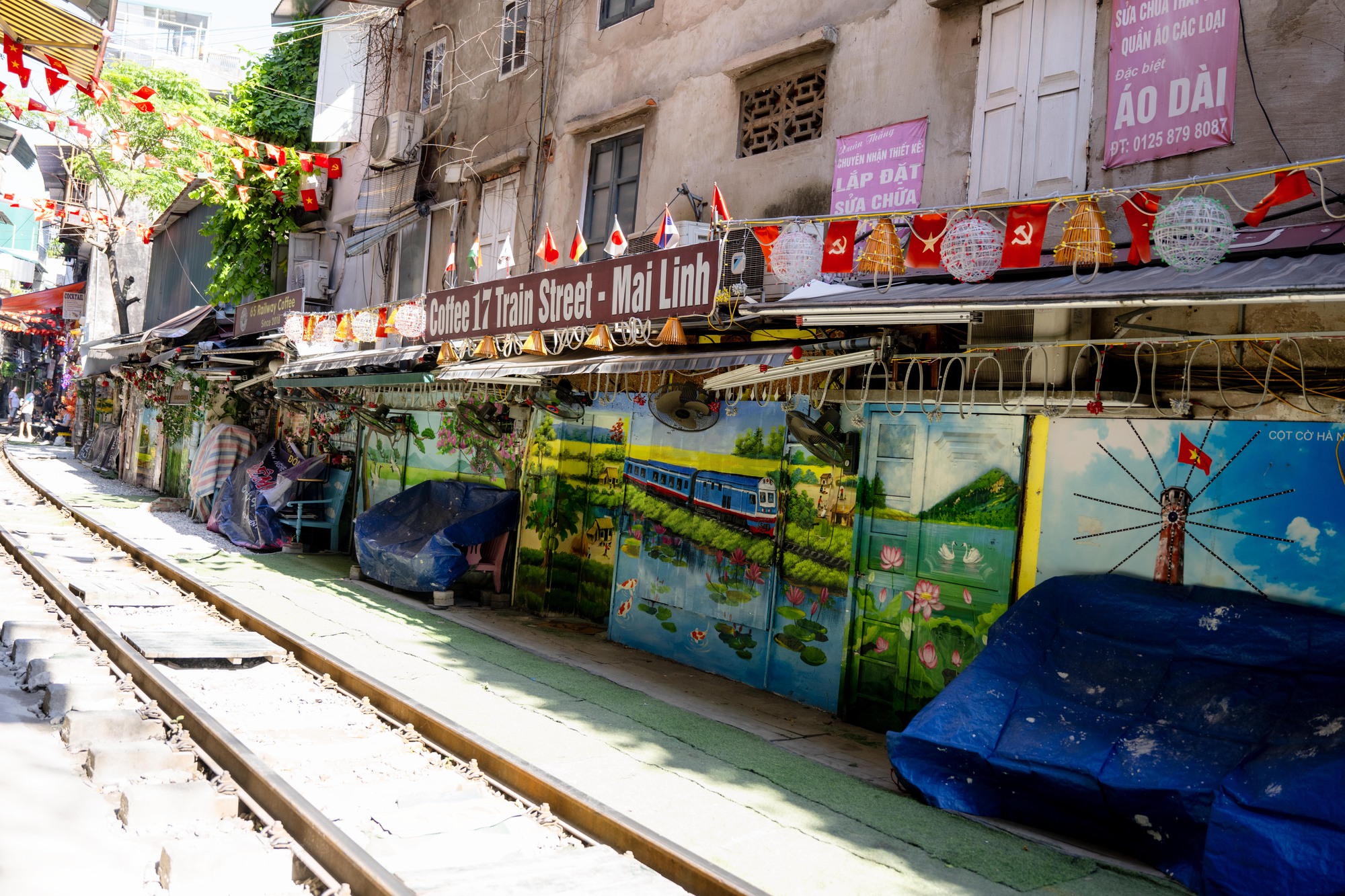 Cảnh đối lập trên phố cà phê đường tàu Khâm Thiên - Lê Duẩn khi lực lượng chức năng ra quân xử lý vi phạm- Ảnh 13. Cảnh đối lập trên phố cà phê đường tàu Khâm Thiên - Lê Duẩn khi lực lượng chức năng ra quân xử lý vi phạm- Ảnh 13.