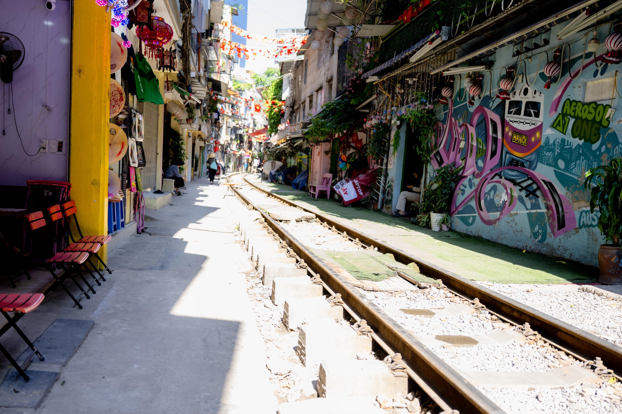 Cảnh đối lập trên phố cà phê đường tàu Khâm Thiên - Lê Duẩn khi lực lượng chức năng ra quân xử lý vi phạm- Ảnh 14. Cảnh đối lập trên phố cà phê đường tàu Khâm Thiên - Lê Duẩn khi lực lượng chức năng ra quân xử lý vi phạm- Ảnh 14.