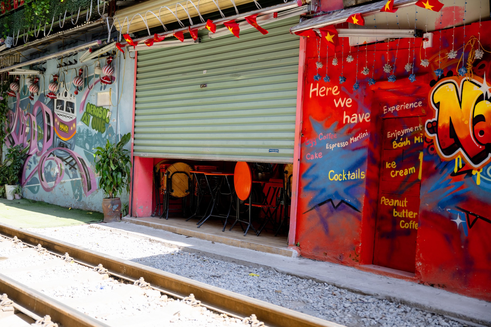 Cảnh đối lập trên phố cà phê đường tàu Khâm Thiên - Lê Duẩn khi lực lượng chức năng ra quân xử lý vi phạm- Ảnh 15. Cảnh đối lập trên phố cà phê đường tàu Khâm Thiên - Lê Duẩn khi lực lượng chức năng ra quân xử lý vi phạm- Ảnh 15.