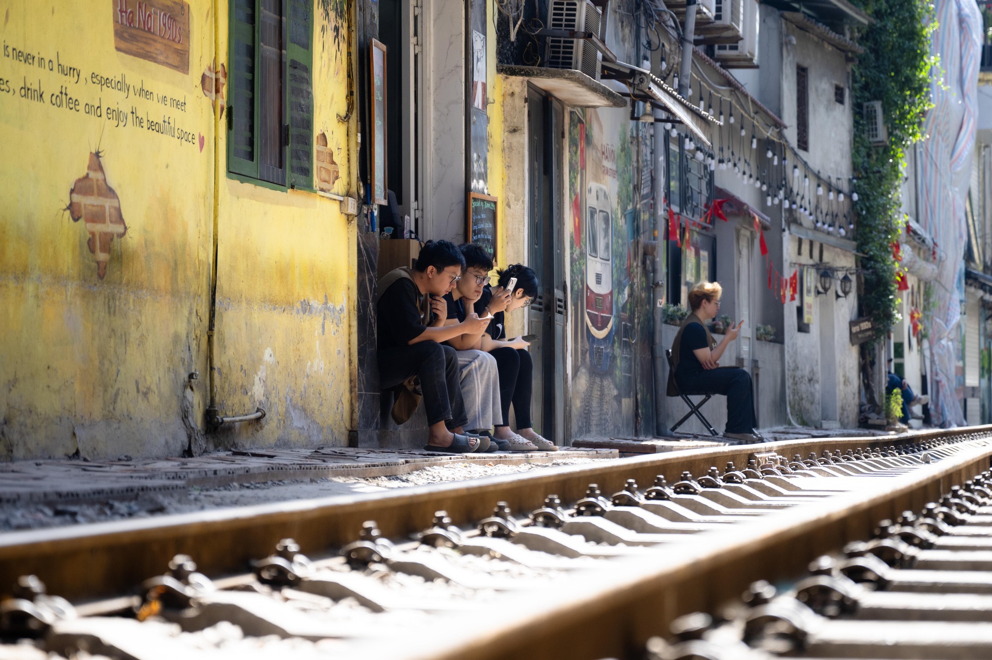 Cảnh đối lập trên phố cà phê đường tàu Khâm Thiên - Lê Duẩn khi lực lượng chức năng ra quân xử lý vi phạm- Ảnh 16. Cảnh đối lập trên phố cà phê đường tàu Khâm Thiên - Lê Duẩn khi lực lượng chức năng ra quân xử lý vi phạm- Ảnh 16.