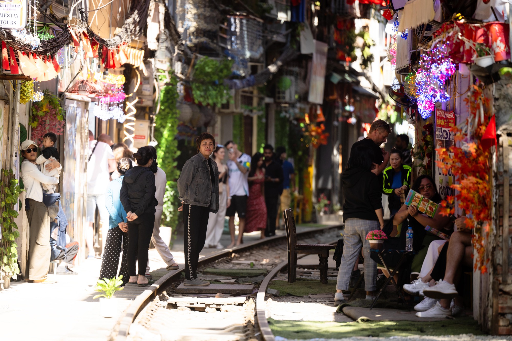 Cảnh đối lập trên phố cà phê đường tàu Khâm Thiên - Lê Duẩn khi lực lượng chức năng ra quân xử lý vi phạm- Ảnh 2. Cảnh đối lập trên phố cà phê đường tàu Khâm Thiên - Lê Duẩn khi lực lượng chức năng ra quân xử lý vi phạm- Ảnh 2.