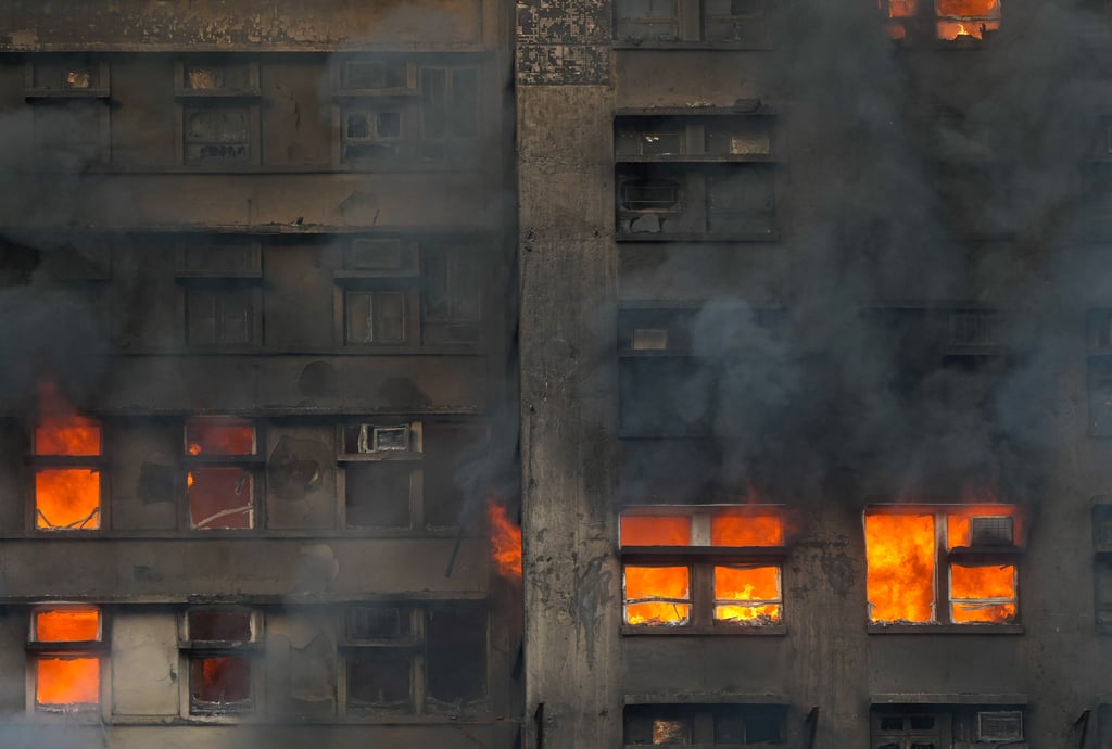 Cảnh tượng tựa tận thế: 3 toà chung cư cháy như đuốc, 4.000 người Hong Kong đối mặt hỏa hoạn mức cao nhất sau hơn một thập kỷ- Ảnh 11.