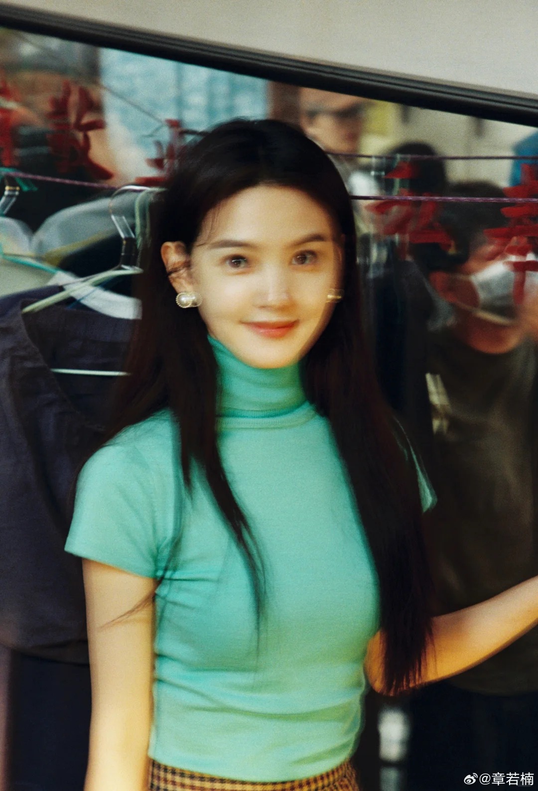 Nh&igrave;n Chương Nhược Nam mặc &aacute;o xanh ngọc lam m&agrave; m&ecirc;: Gam m&agrave;u cực may mắn cho 3 con gi&aacute;p sau nếu biết tận dụng- Ảnh 3.