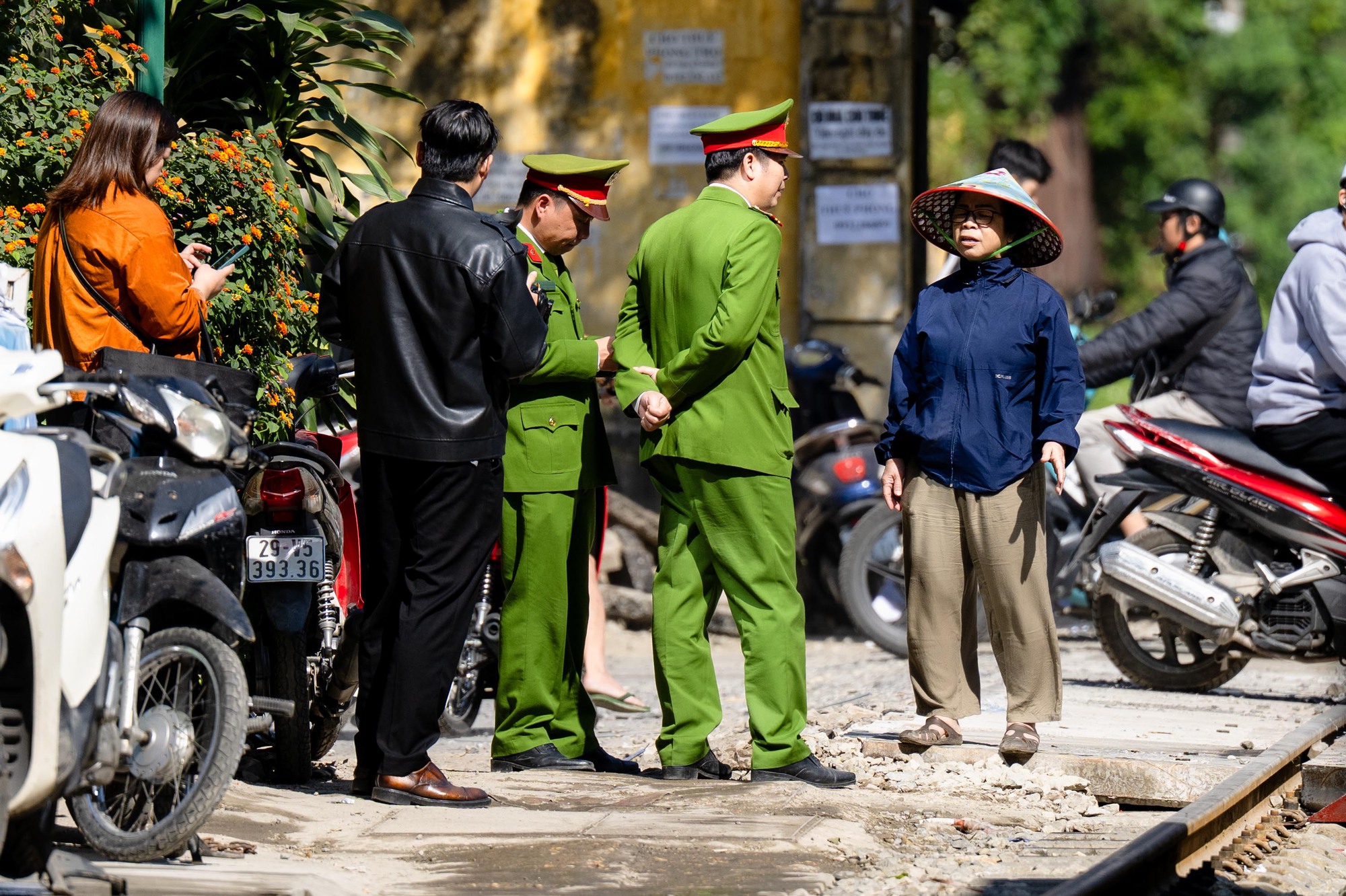Cảnh đối lập trên phố cà phê đường tàu Khâm Thiên - Lê Duẩn khi lực lượng chức năng ra quân xử lý vi phạm- Ảnh 3. Cảnh đối lập trên phố cà phê đường tàu Khâm Thiên - Lê Duẩn khi lực lượng chức năng ra quân xử lý vi phạm- Ảnh 3.