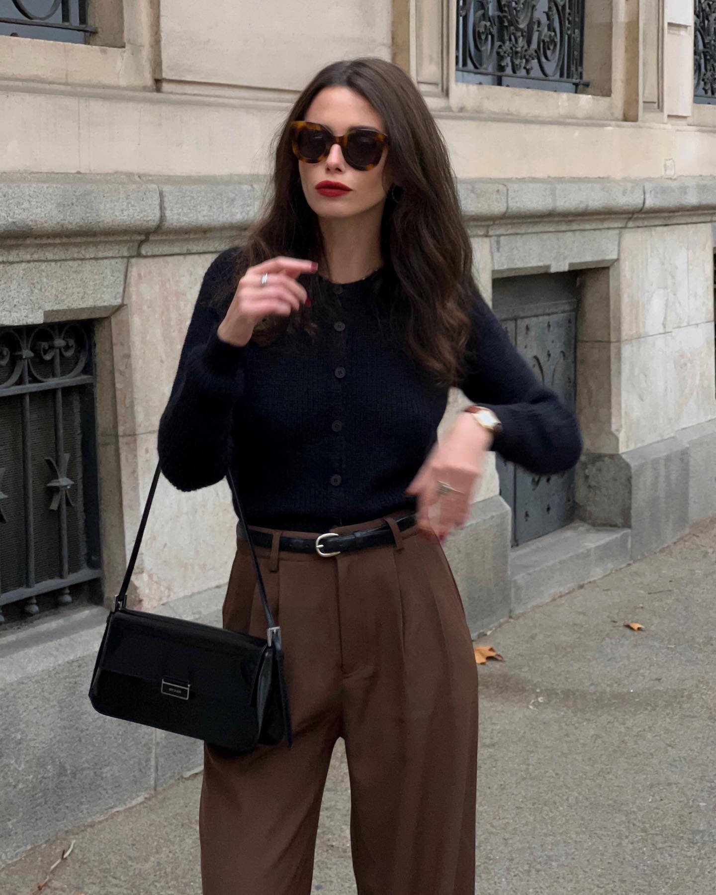 Phụ nữ Pháp đang mê mẩn trang phục màu nâu, mix đồ sang thế này không tham khảo quá phí- Ảnh 13. Phụ nữ Pháp đang mê mẩn trang phục màu nâu, mix đồ sang thế này không tham khảo quá phí- Ảnh 13.