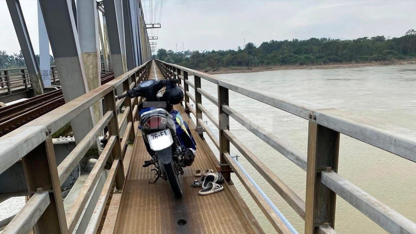 Người đàn ông ôm hai cháu nhỏ nhảy cầu, một cháu không qua khỏi- Ảnh 1.