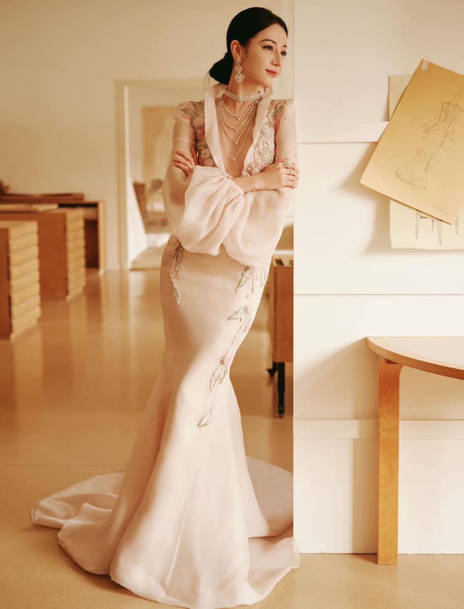 Chỉ có phép màu mới cứu nổi Địch Lệ Nhiệt Ba- Ảnh 5. Chỉ có phép màu mới cứu nổi Địch Lệ Nhiệt Ba- Ảnh 5.