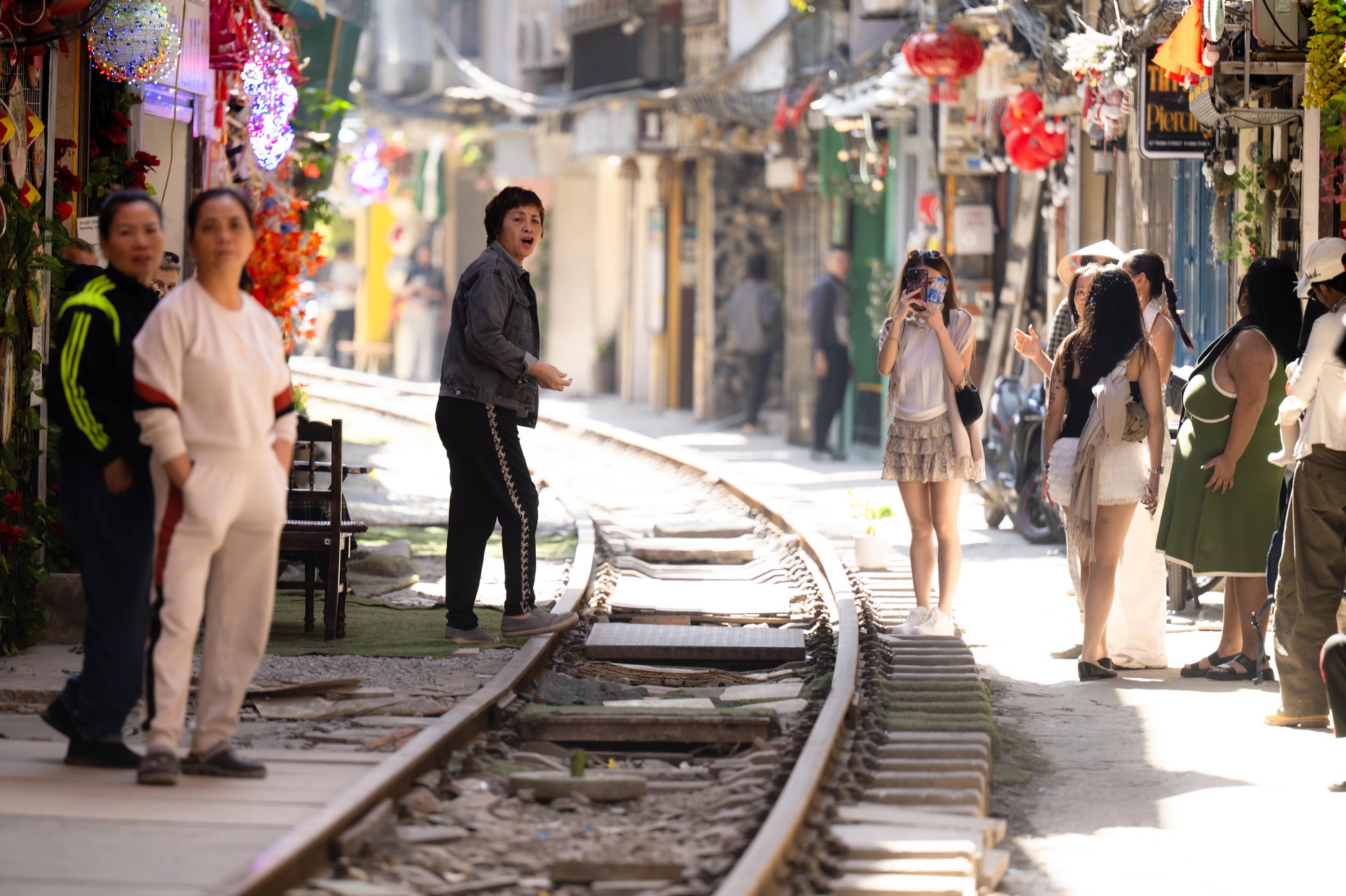 Cảnh đối lập trên phố cà phê đường tàu Khâm Thiên - Lê Duẩn khi lực lượng chức năng ra quân xử lý vi phạm- Ảnh 4. Cảnh đối lập trên phố cà phê đường tàu Khâm Thiên - Lê Duẩn khi lực lượng chức năng ra quân xử lý vi phạm- Ảnh 4.