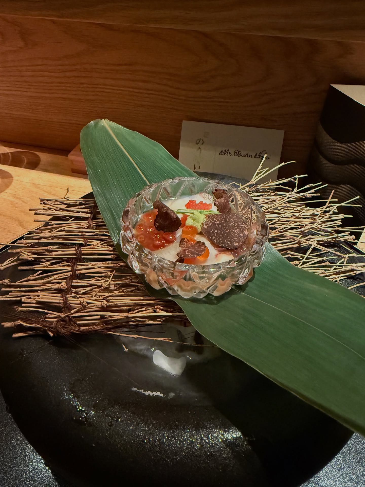 Diệp Lâm Anh và tình mới Đức Phạm cùng mê 1 quán omakase được mệnh danh 