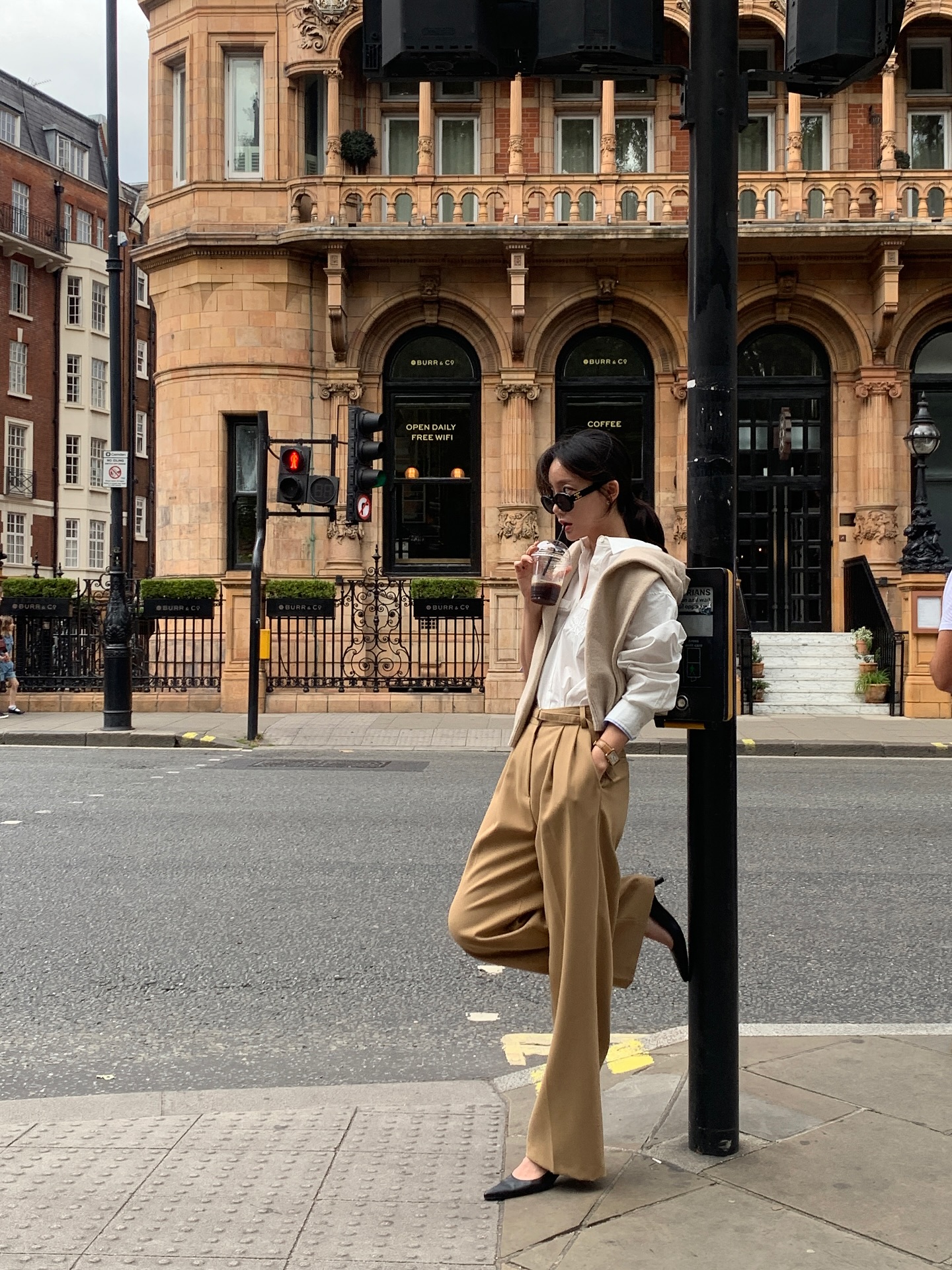 4 mẫu quần công sở này chuẩn thanh lịch, nhưng cũng hack tuổi đỉnh nhất- Ảnh 2.